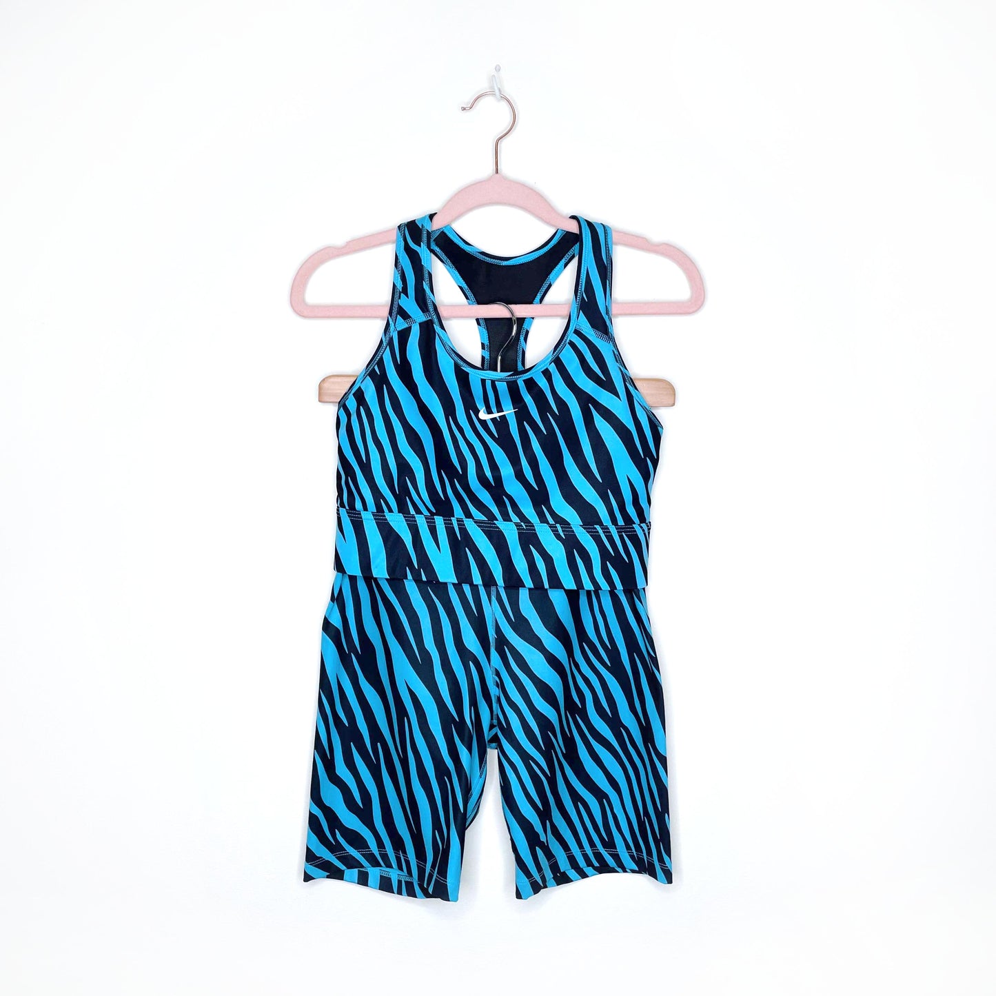 nike swoosh icon clash dri-fit sports bra high rise shorts set - size medium