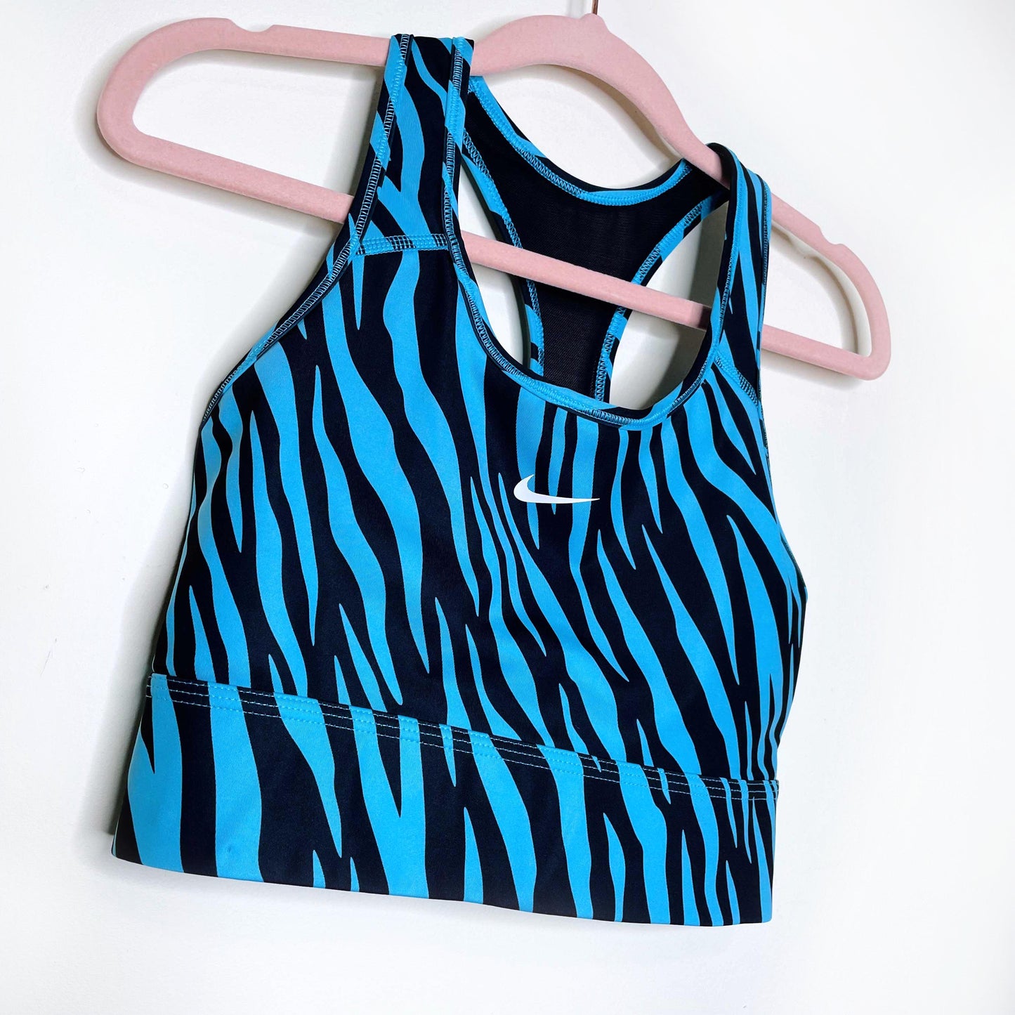 nike swoosh icon clash dri-fit sports bra high rise shorts set - size medium