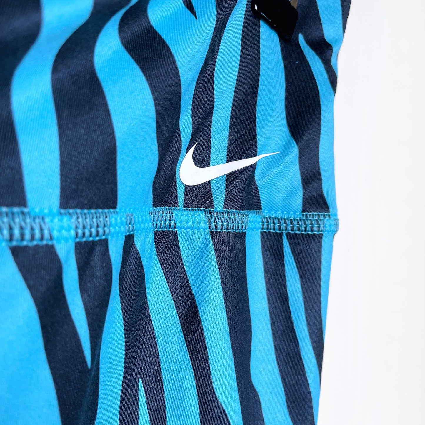 nike swoosh icon clash dri-fit sports bra high rise shorts set - size medium