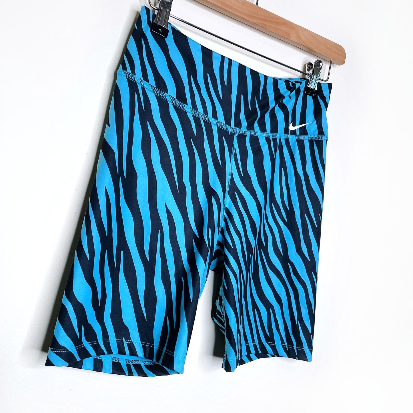 nike swoosh icon clash dri-fit sports bra high rise shorts set - size medium