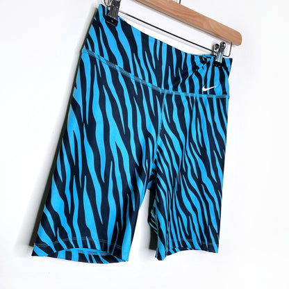 nike swoosh icon clash dri-fit sports bra high rise shorts set - size medium