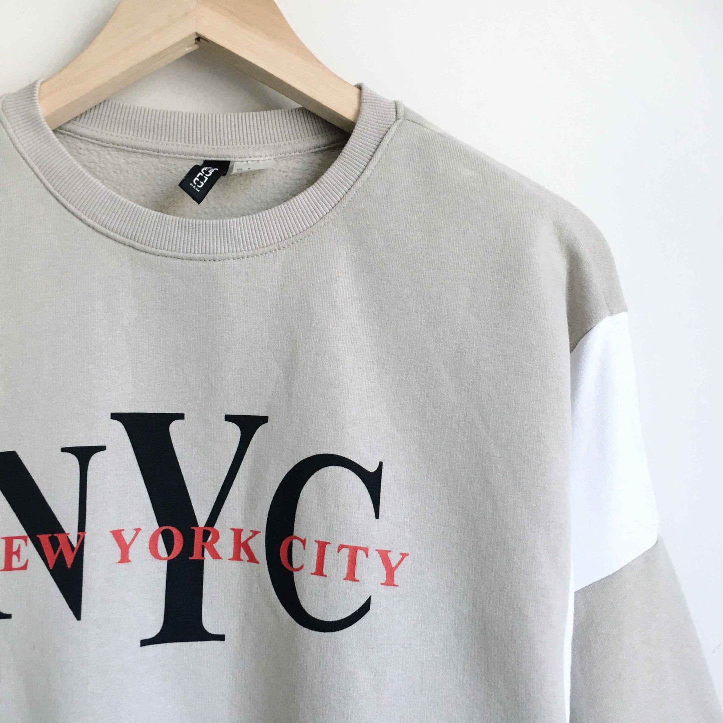 h&m dividend NYC sweatshirt - size small
