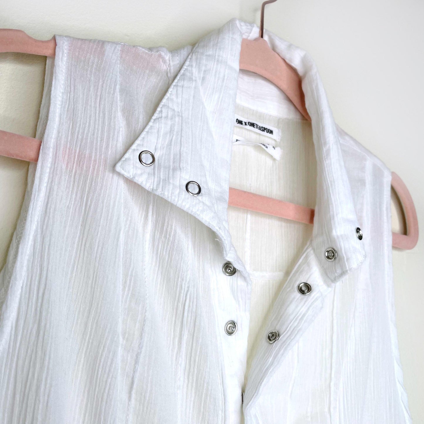 one teaspoon gauzy sleeveless tux shirt - size small