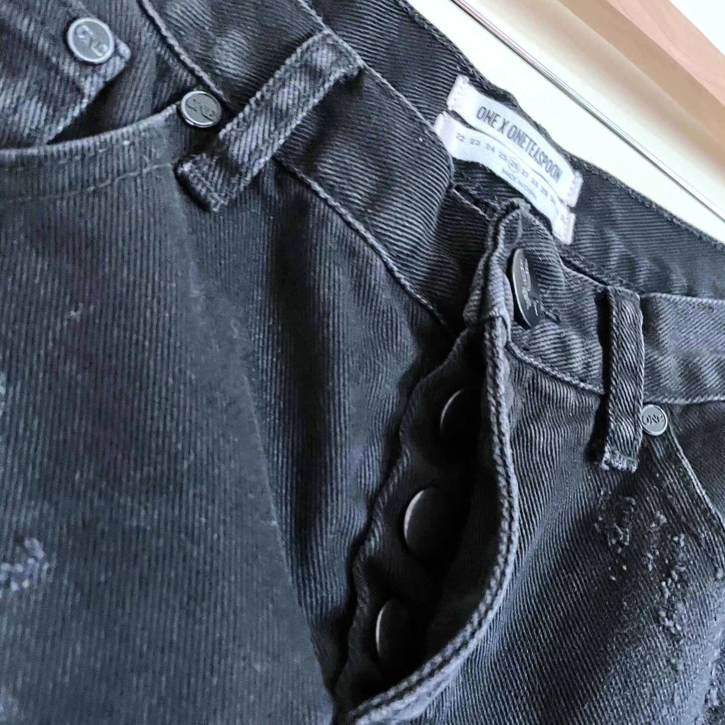 one teaspoon low rise bandits distressed jean shorts - size 26