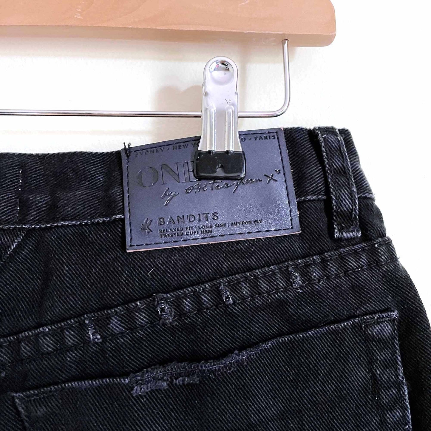 one teaspoon low rise bandits distressed jean shorts - size 26