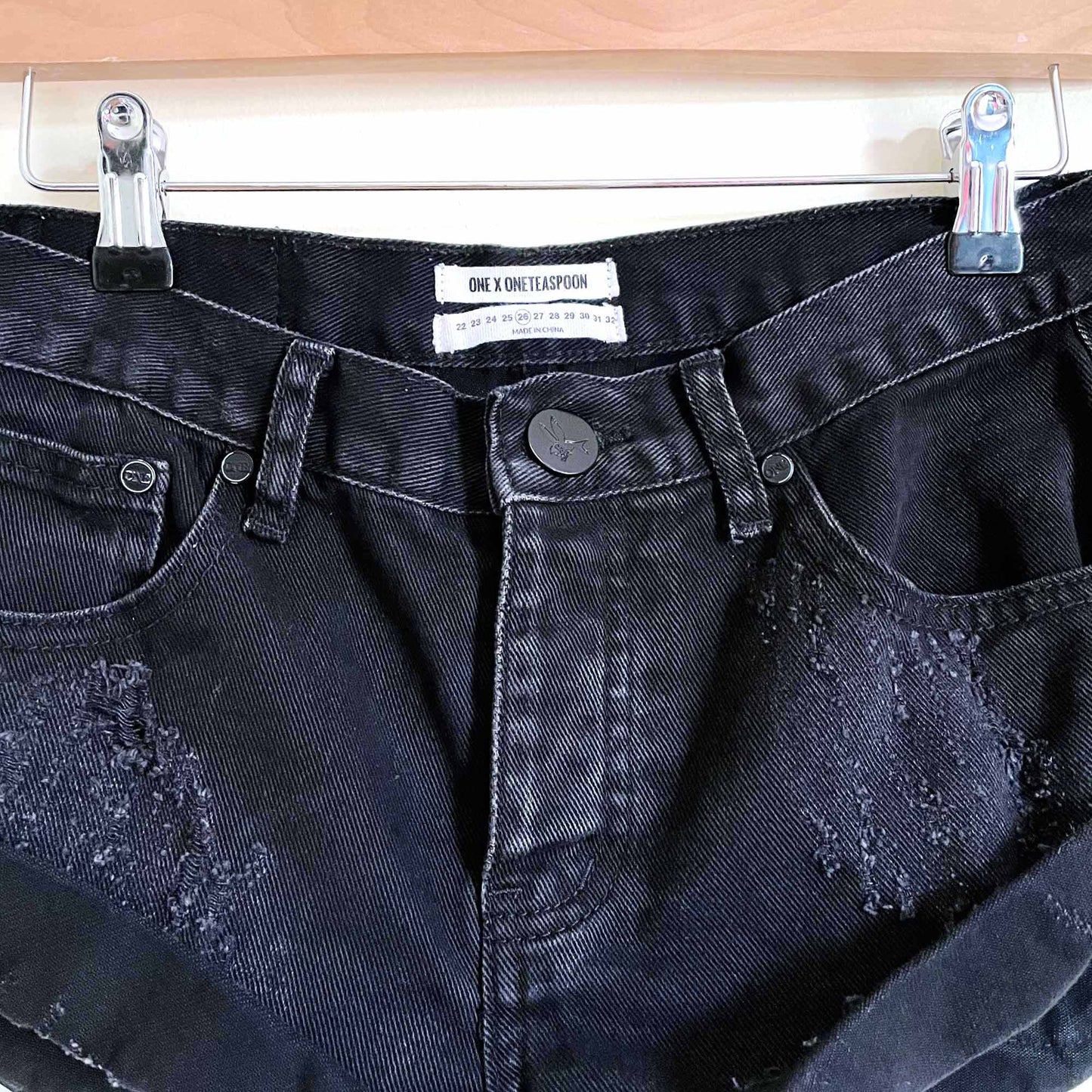 one teaspoon low rise bandits distressed jean shorts - size 26