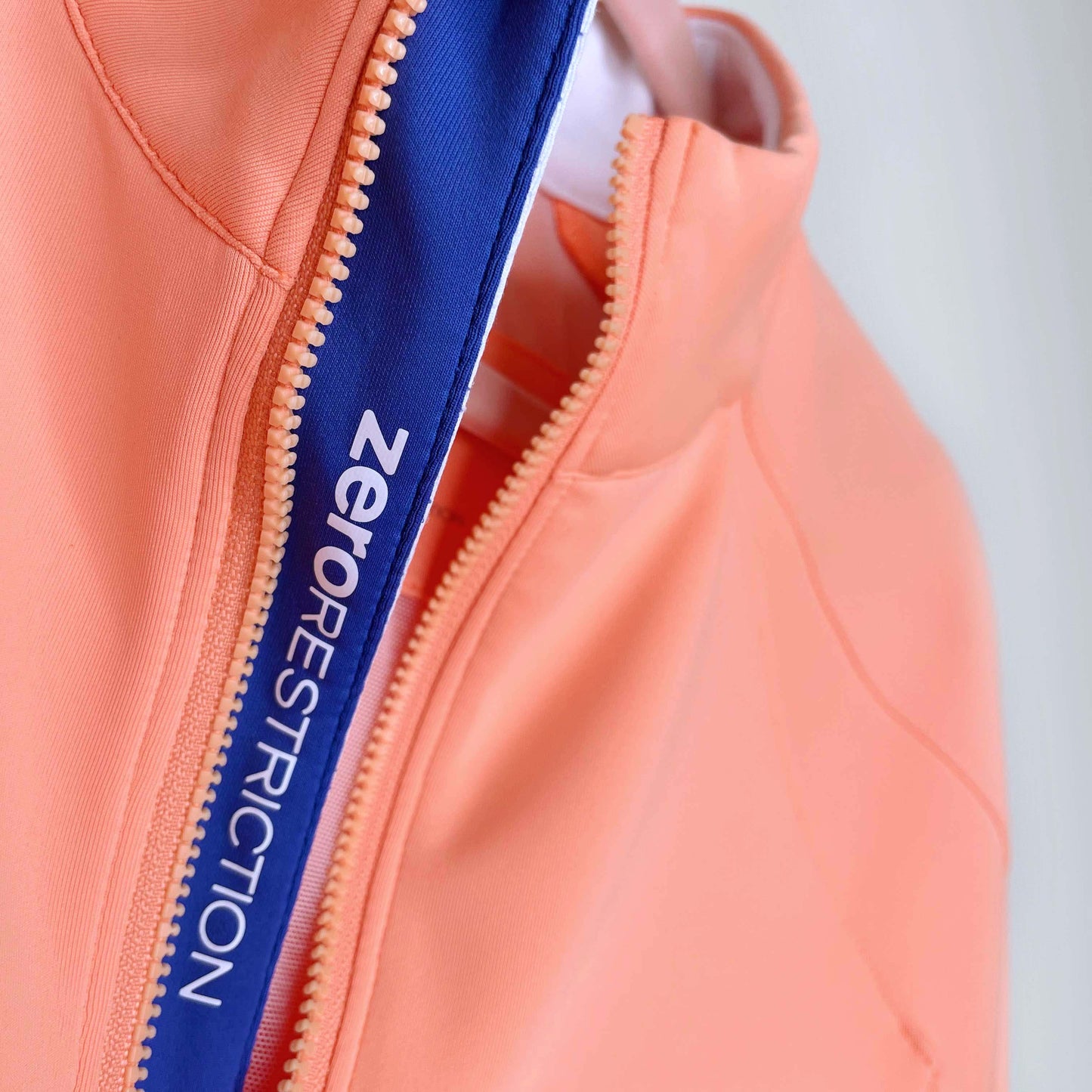 zero restriction 1/4 zip water repellant long sleeve - size medium