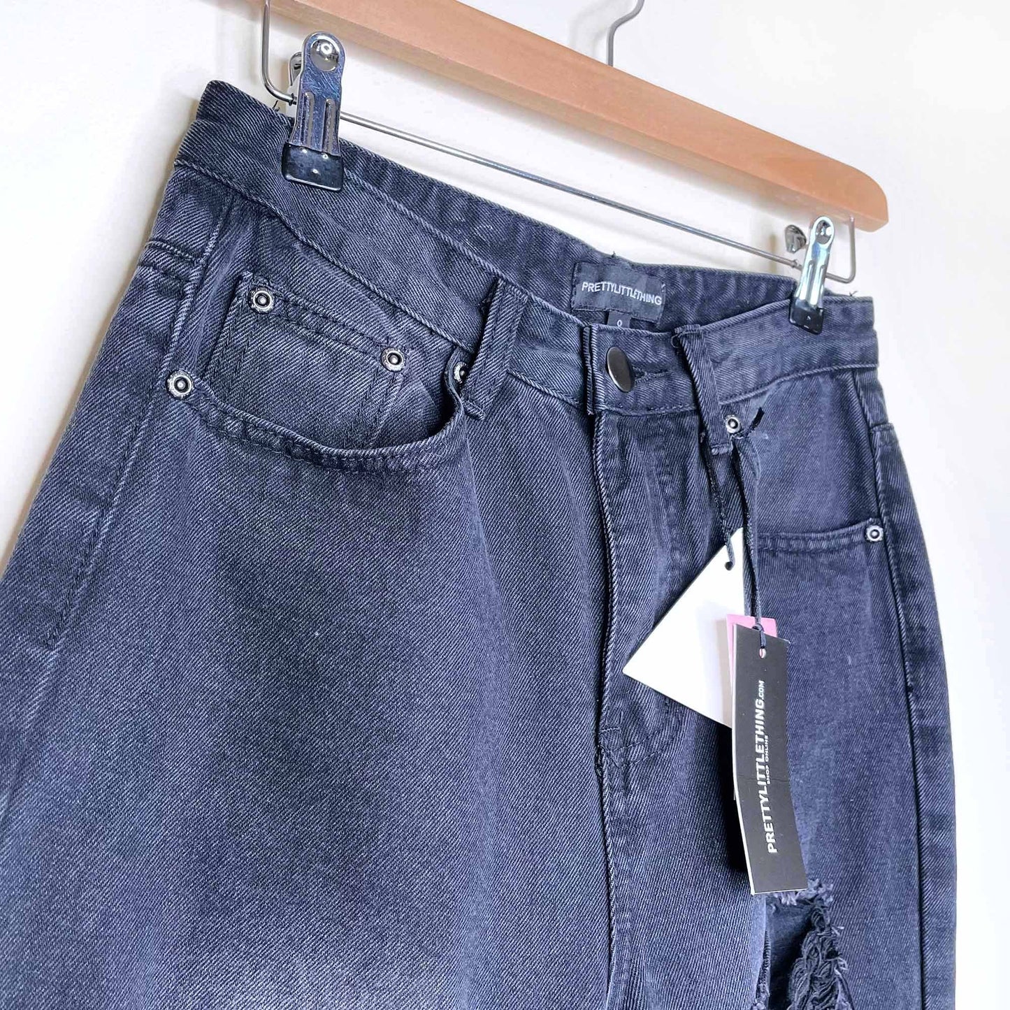 nwt prettylittlething extreme wash ripped turn up mom jeans - size 4