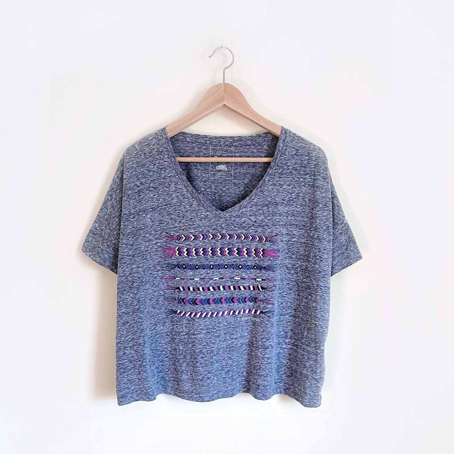 roots friendship bracelet boxy v-neck graphic tee - size large