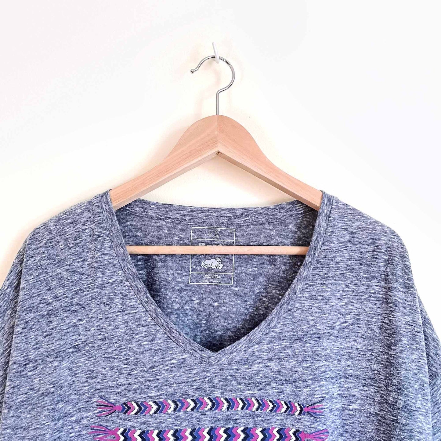 roots friendship bracelet boxy v-neck graphic tee - size large