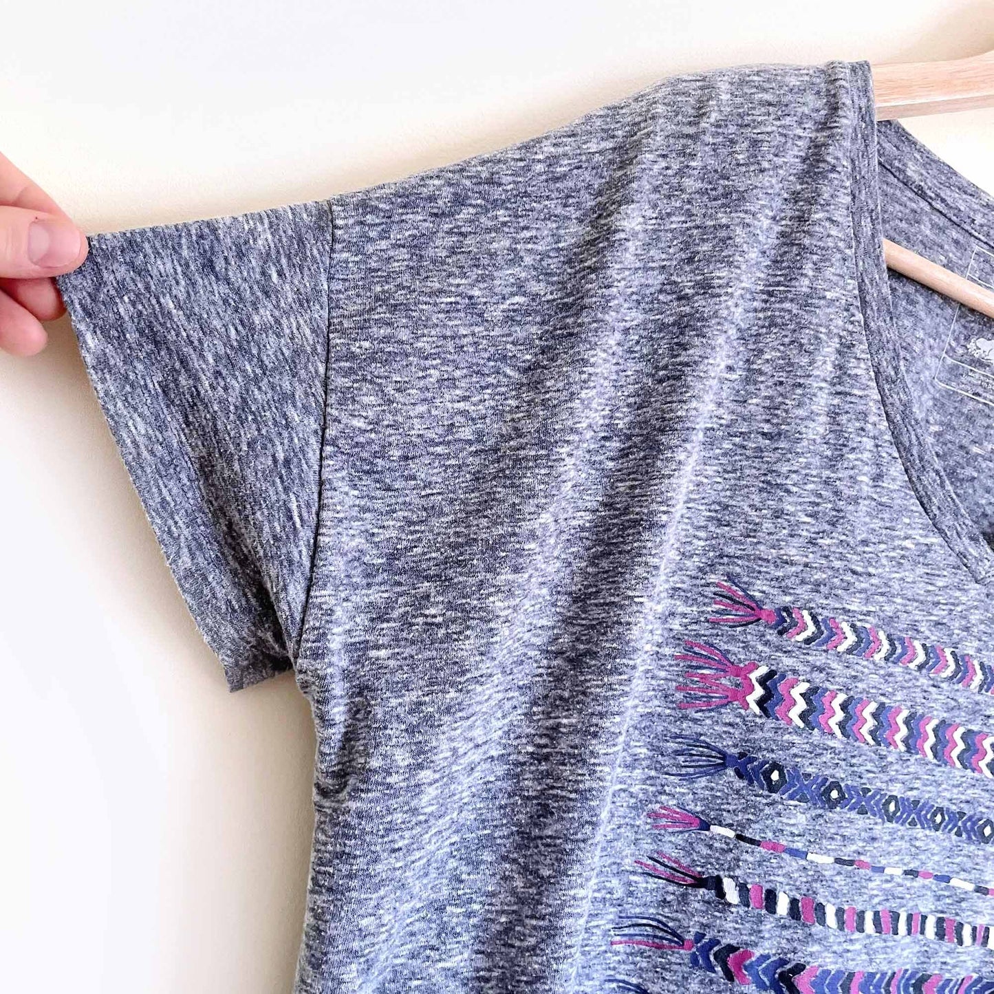roots friendship bracelet boxy v-neck graphic tee - size large