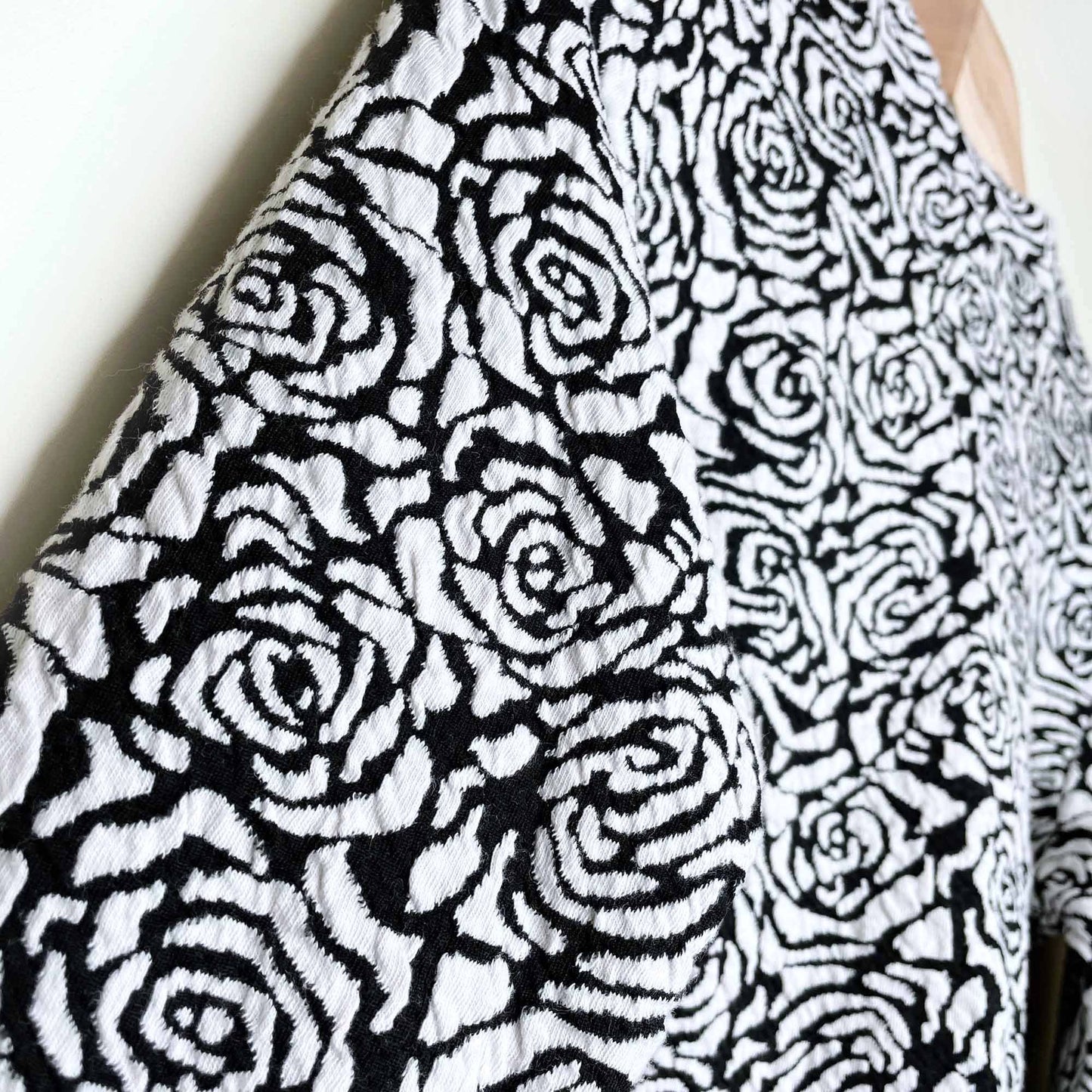 h&m dividend jacquard rose cropped long sleeve top - size medium