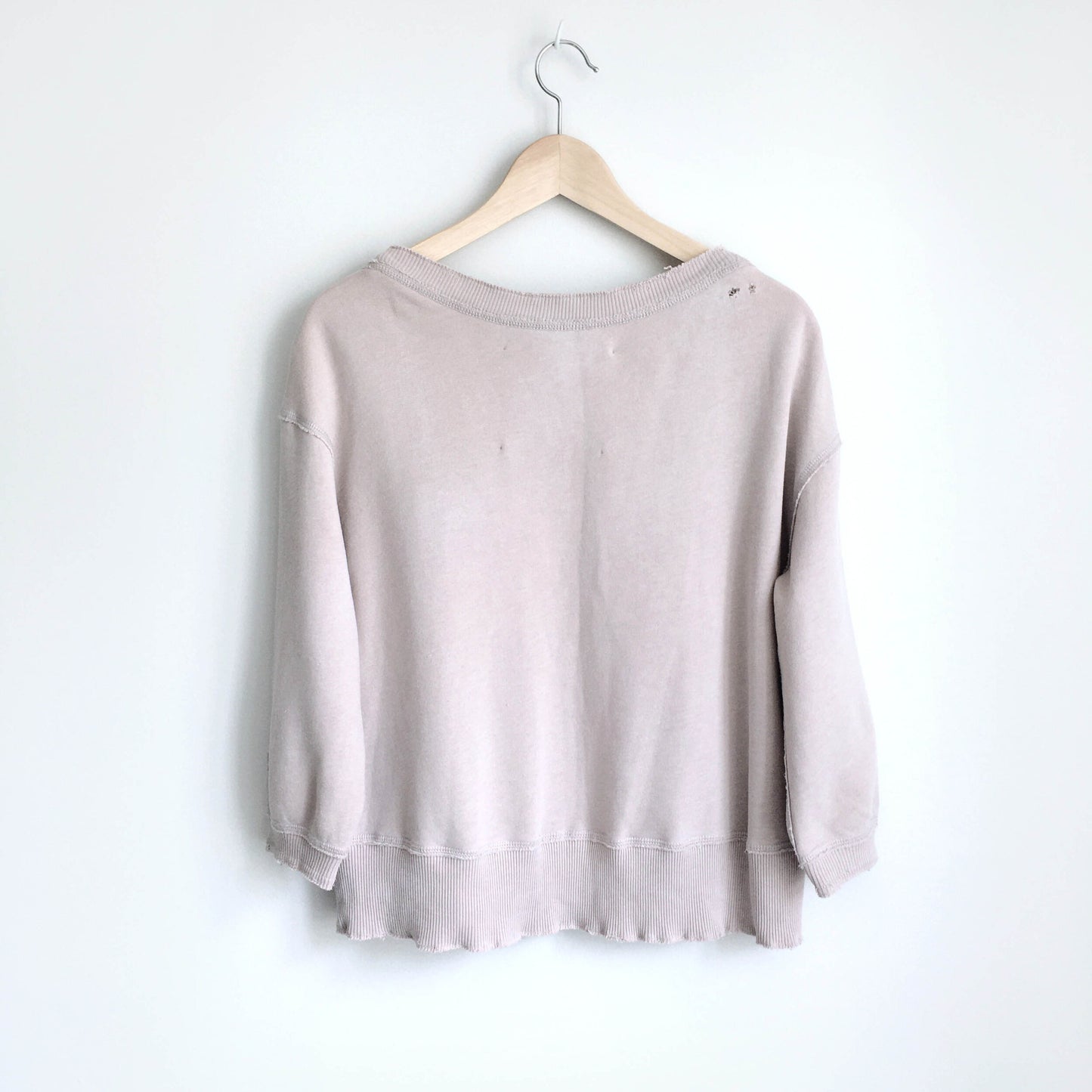 Ruehl no.925 deep v sweatshirt - size Medium