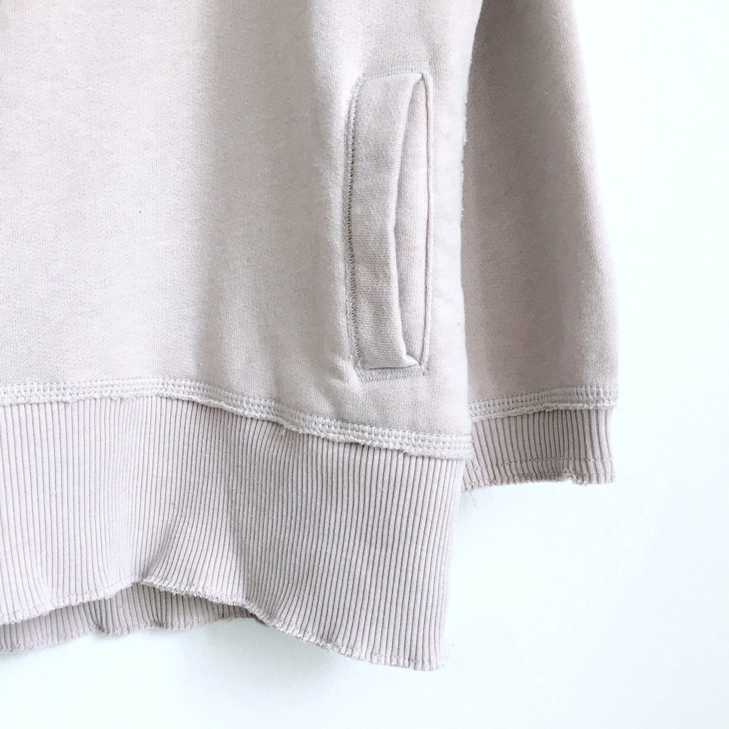 Ruehl no.925 deep v sweatshirt - size Medium