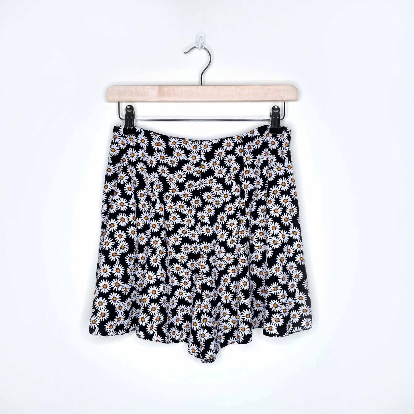 miss selfridge high rise swing hem daisy shorts - size 6