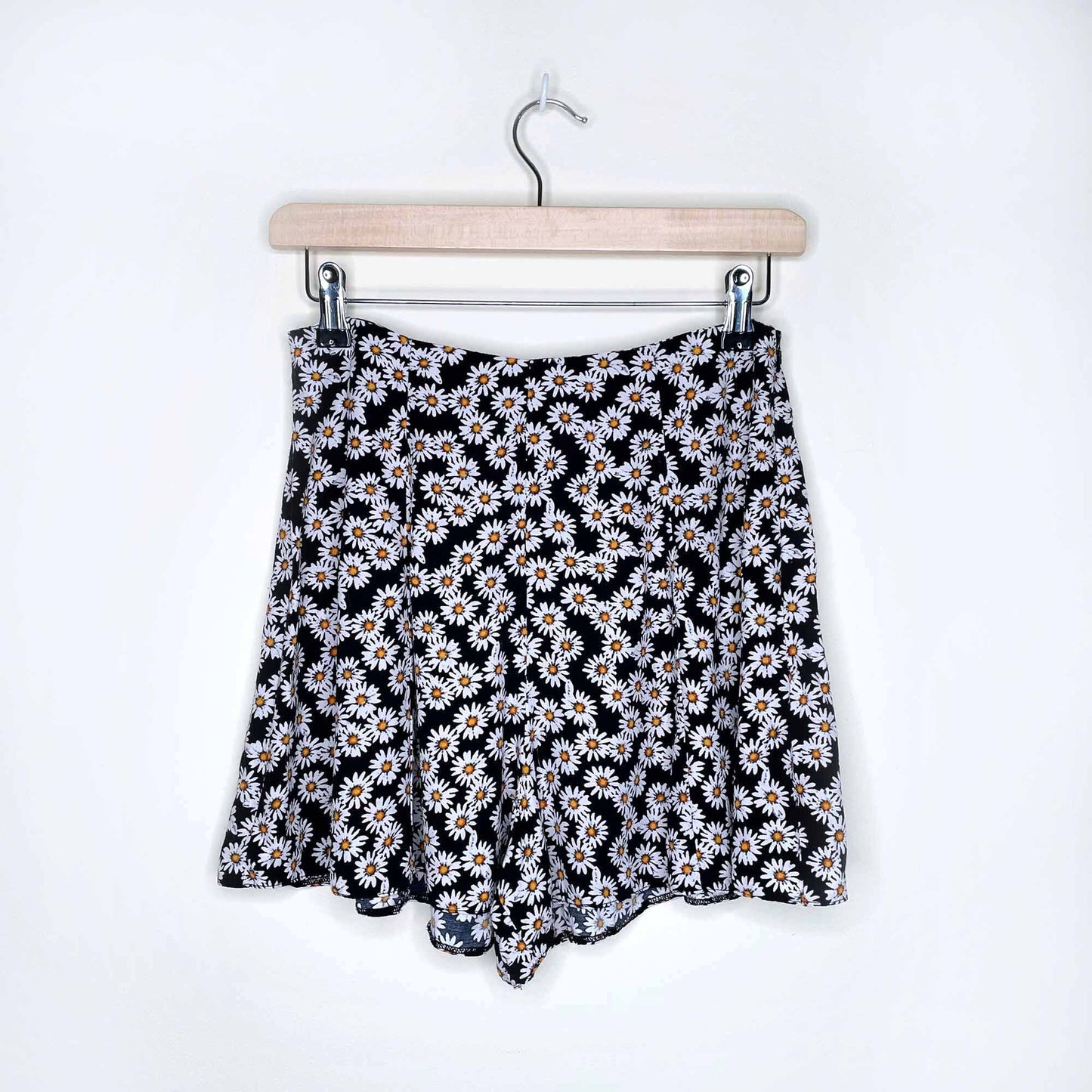 miss selfridge high rise swing hem daisy shorts - size 6