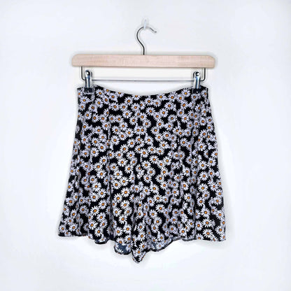 miss selfridge high rise swing hem daisy shorts - size 6