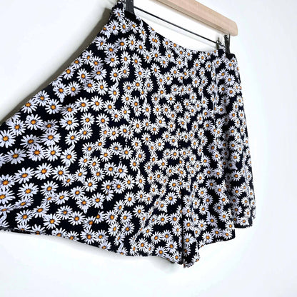 miss selfridge high rise swing hem daisy shorts - size 6