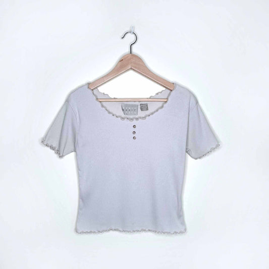 vintage basic style curly hem cropped ribbed tee - size medium