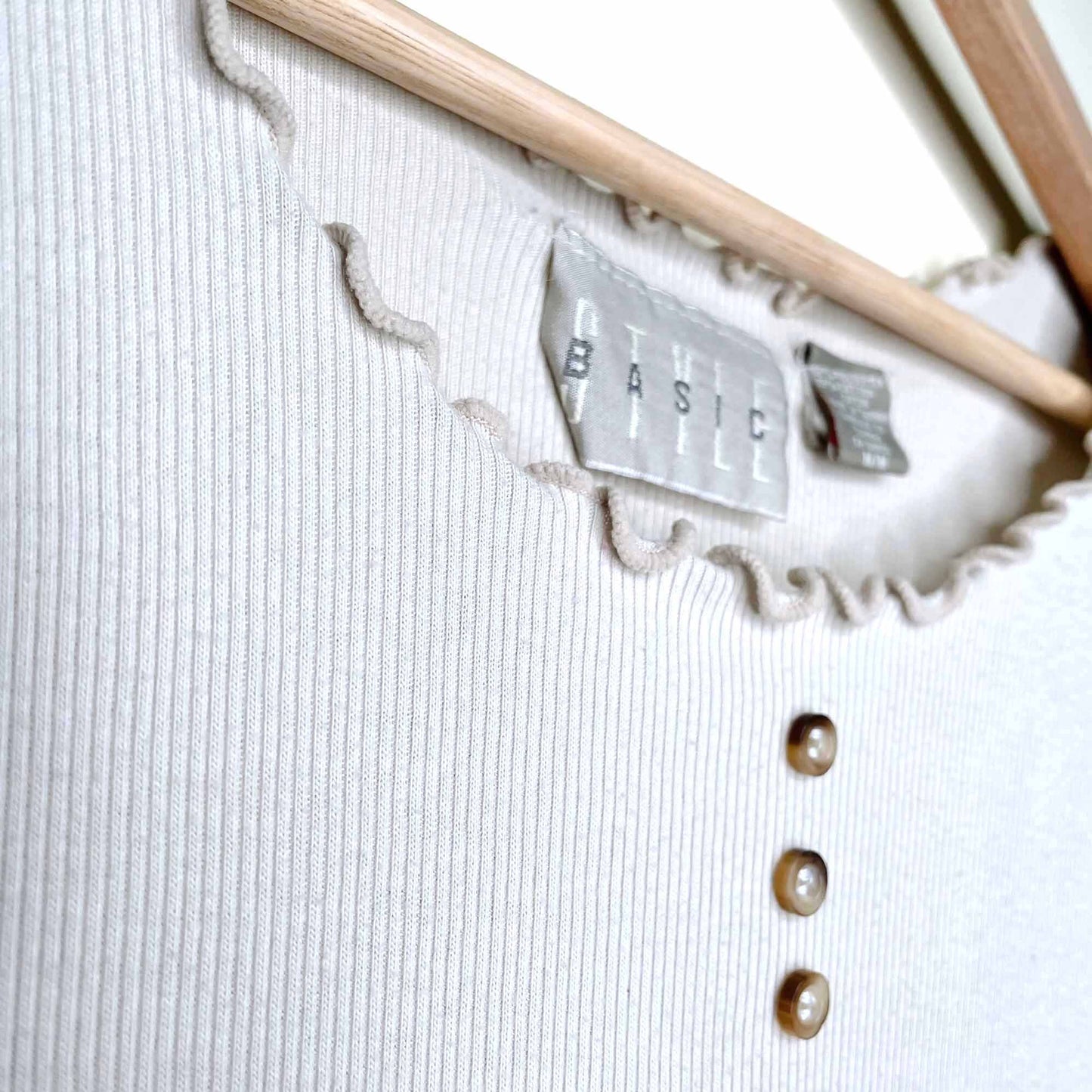 vintage basic style curly hem cropped ribbed tee - size medium