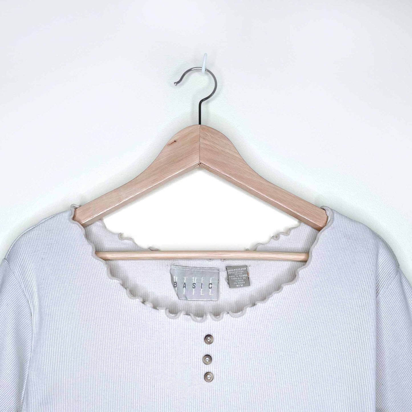 vintage basic style curly hem cropped ribbed tee - size medium