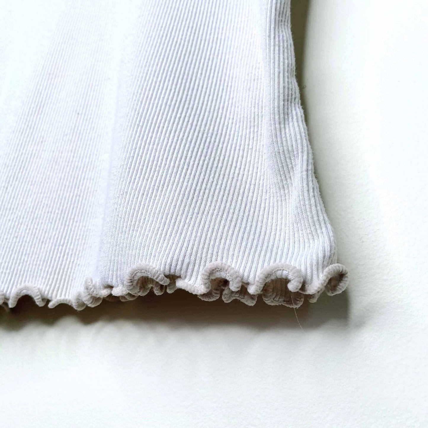 vintage basic style curly hem cropped ribbed tee - size medium