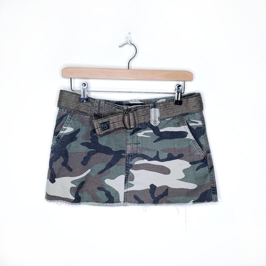 tna aritzia belted camo mini skirt - size 4