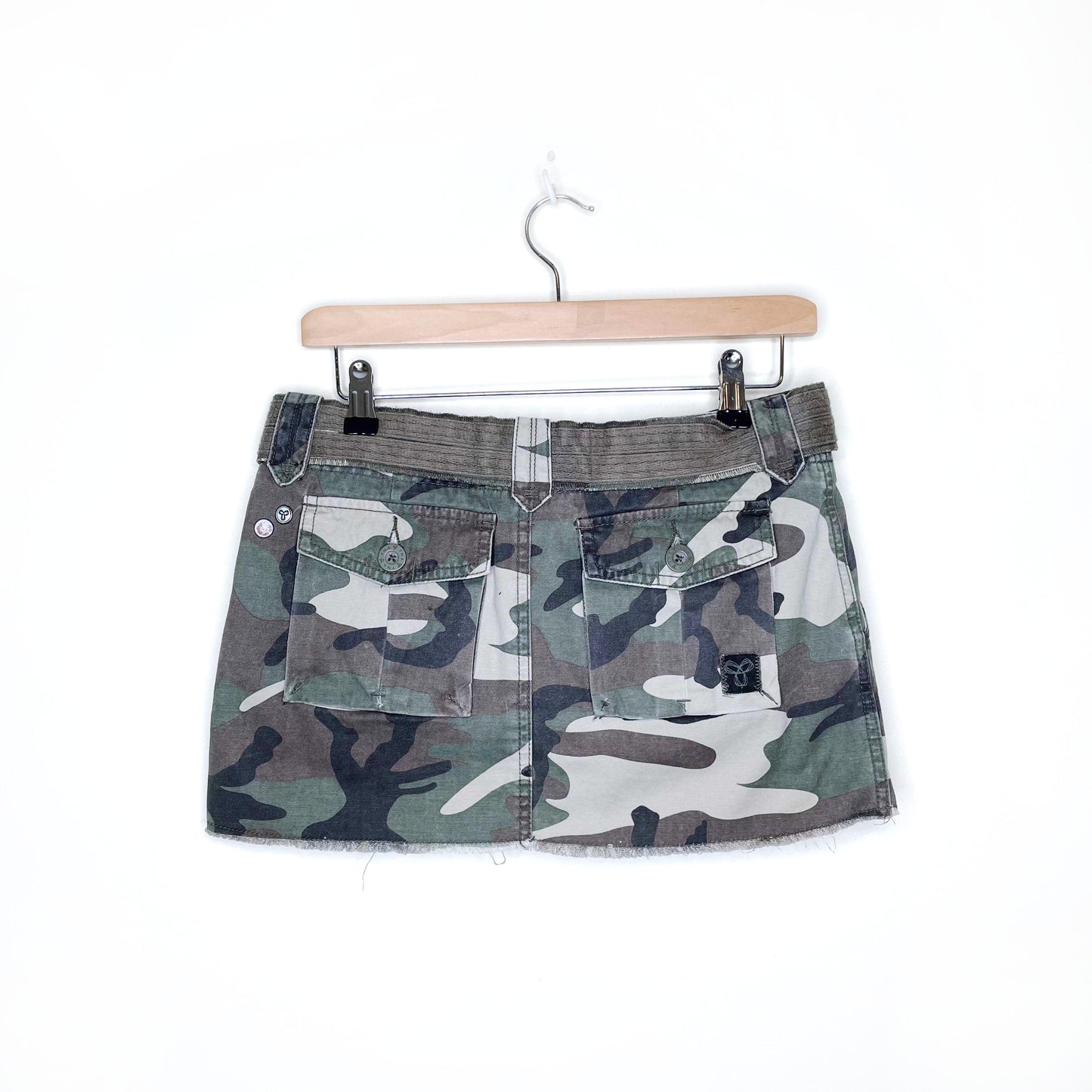 tna aritzia belted camo mini skirt - size 4