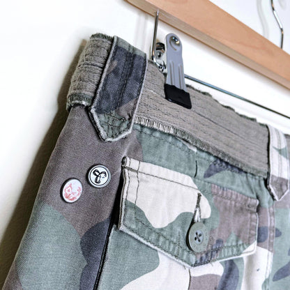 tna aritzia belted camo mini skirt - size 4