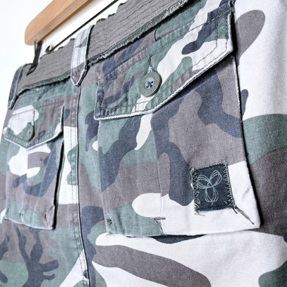 tna aritzia belted camo mini skirt - size 4