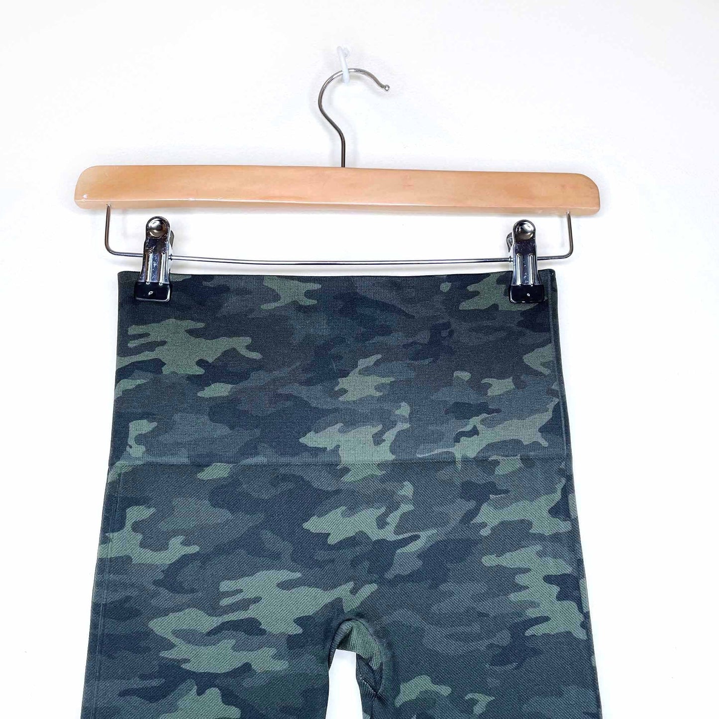 spanx look at me now seamless legging in camo - size xs