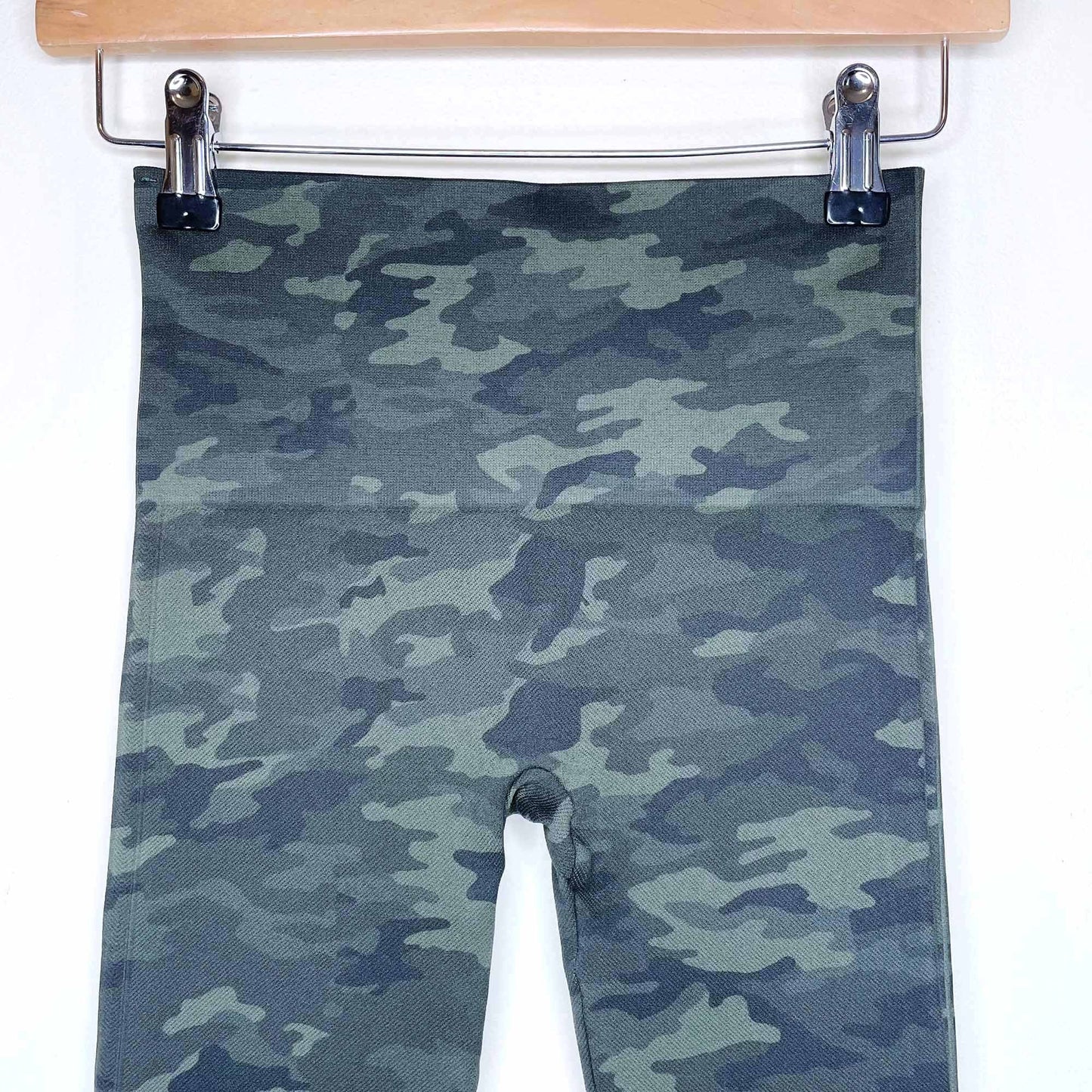 spanx look at me now seamless legging in camo - size xs