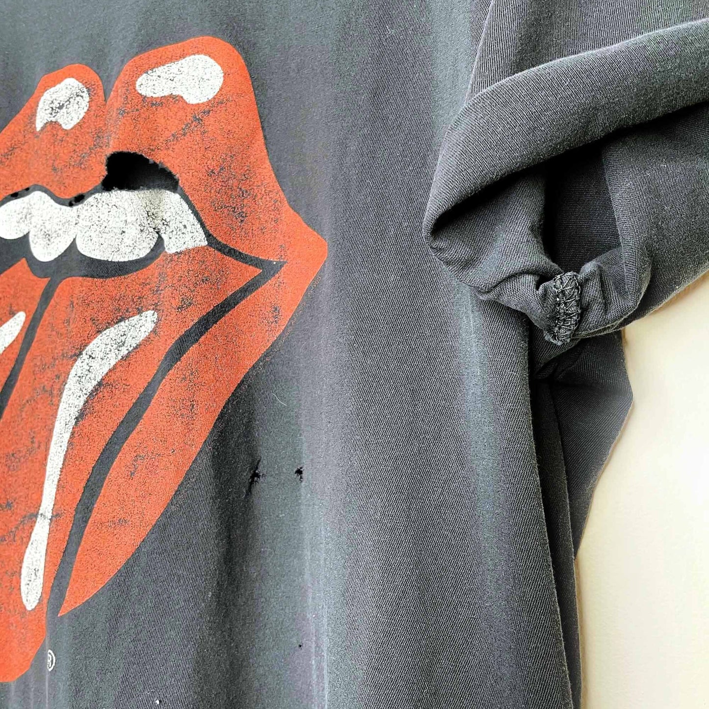 Rolling Stone distressed band tee - size Medium