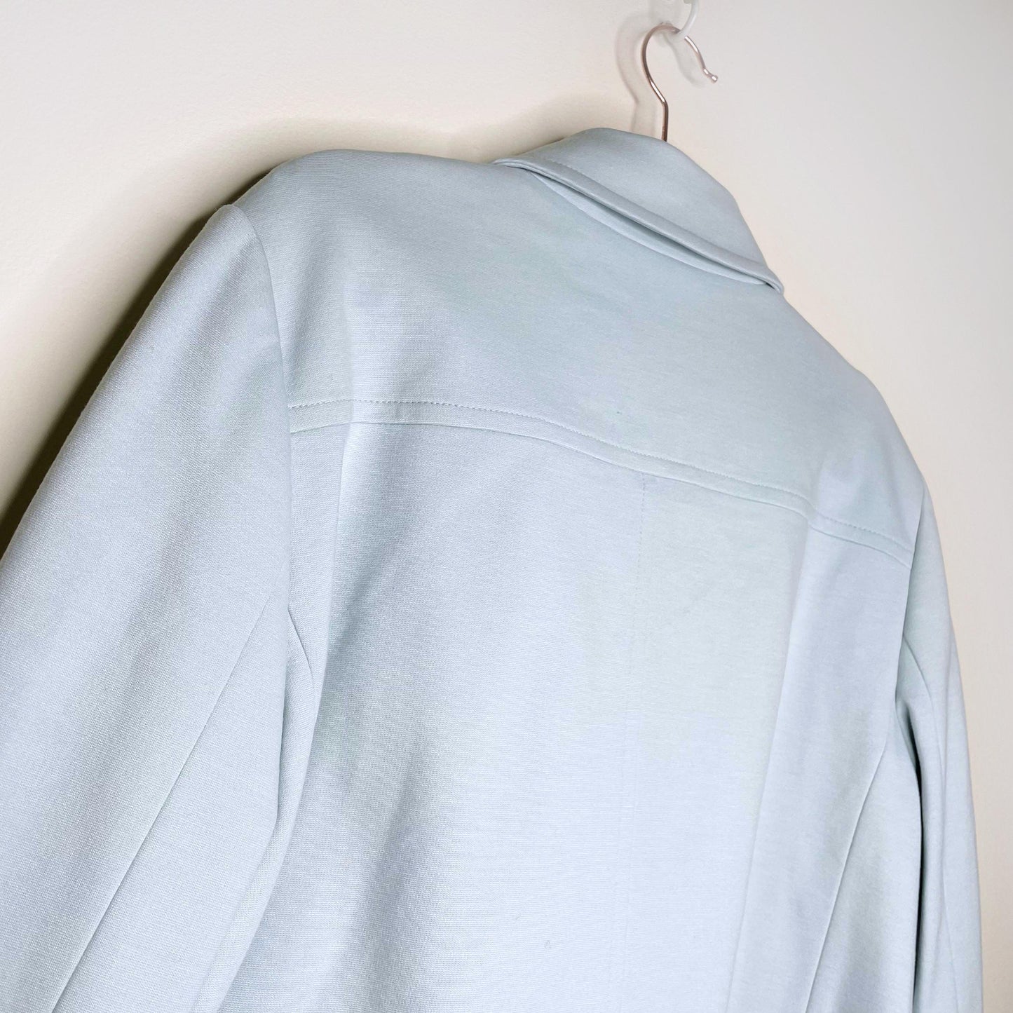 nwt strenesse light blue short snap button jacket - size 44