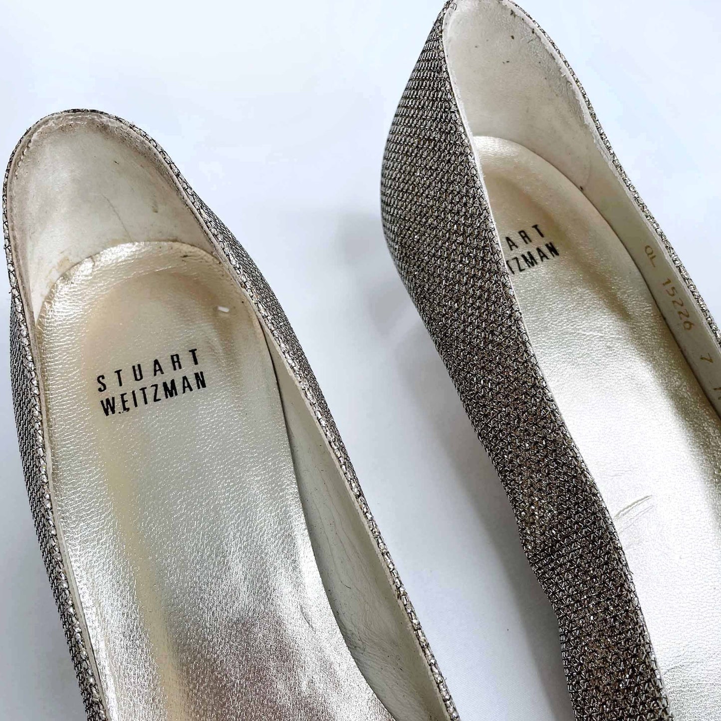 stuart weitzman poco platinum sparkly kitten heels - size 7