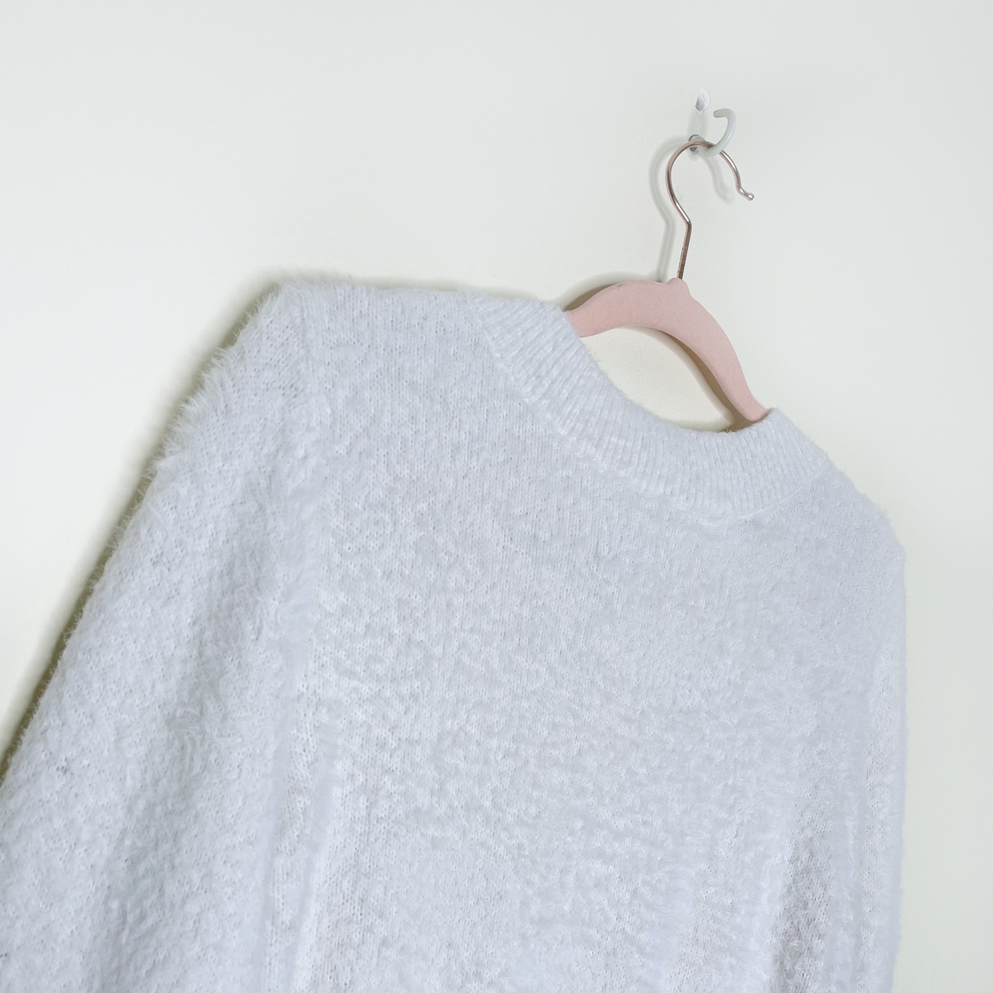 sunday best white fuzzy kitten v-neck cropped sweater - size small