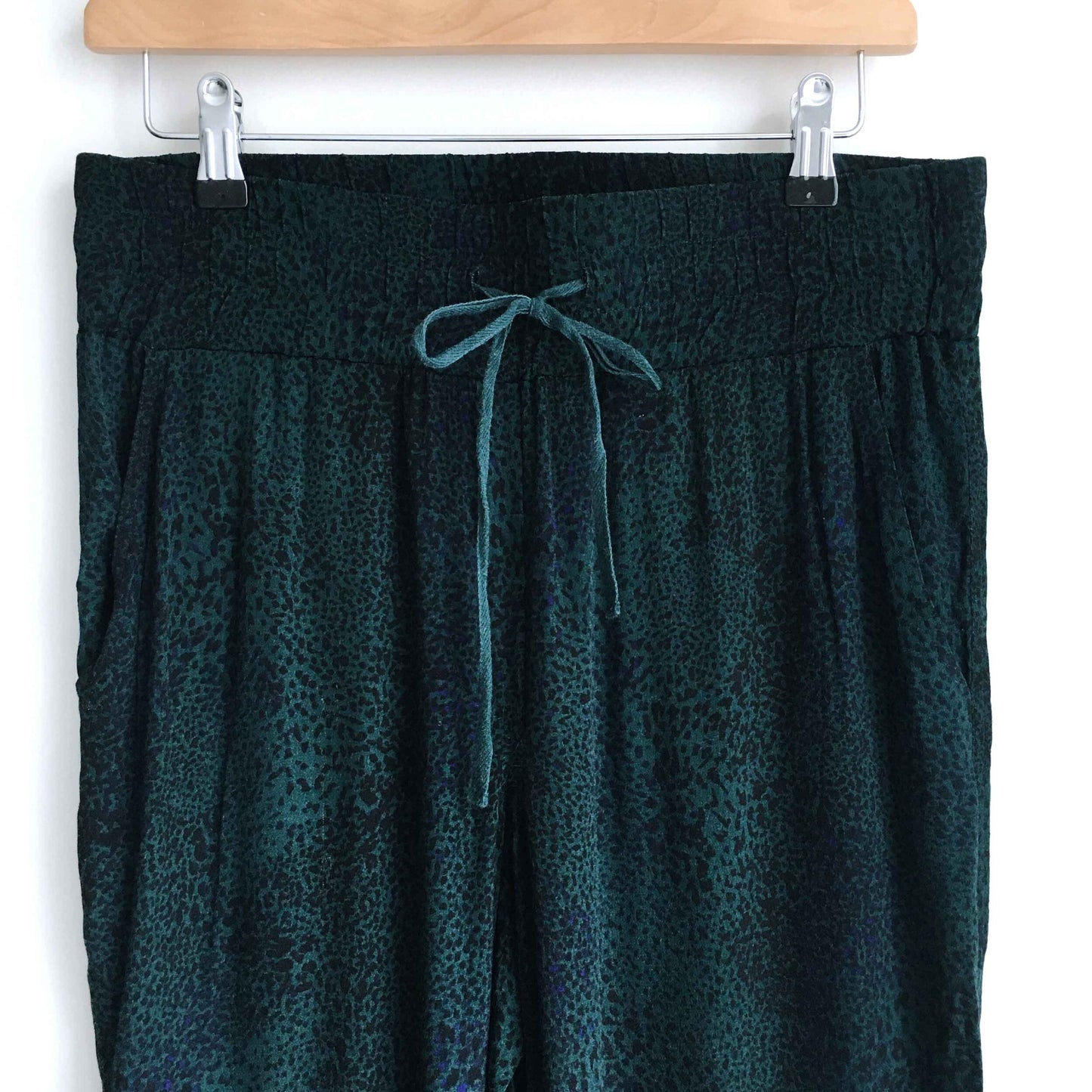 Talula green cheetah los feliz joggers - size Medium