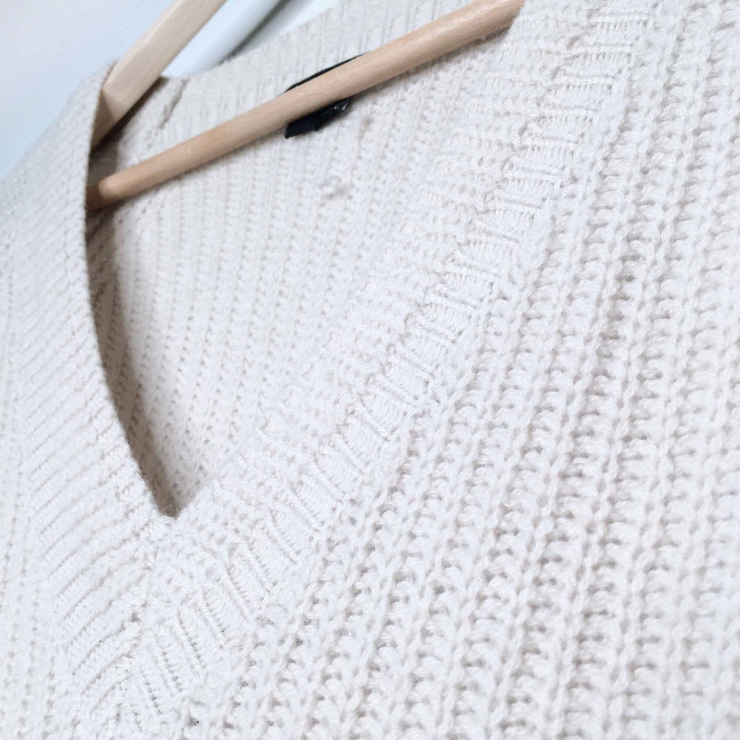 Theory 100% cashmere v-neck ribbed knit sweater - size Small