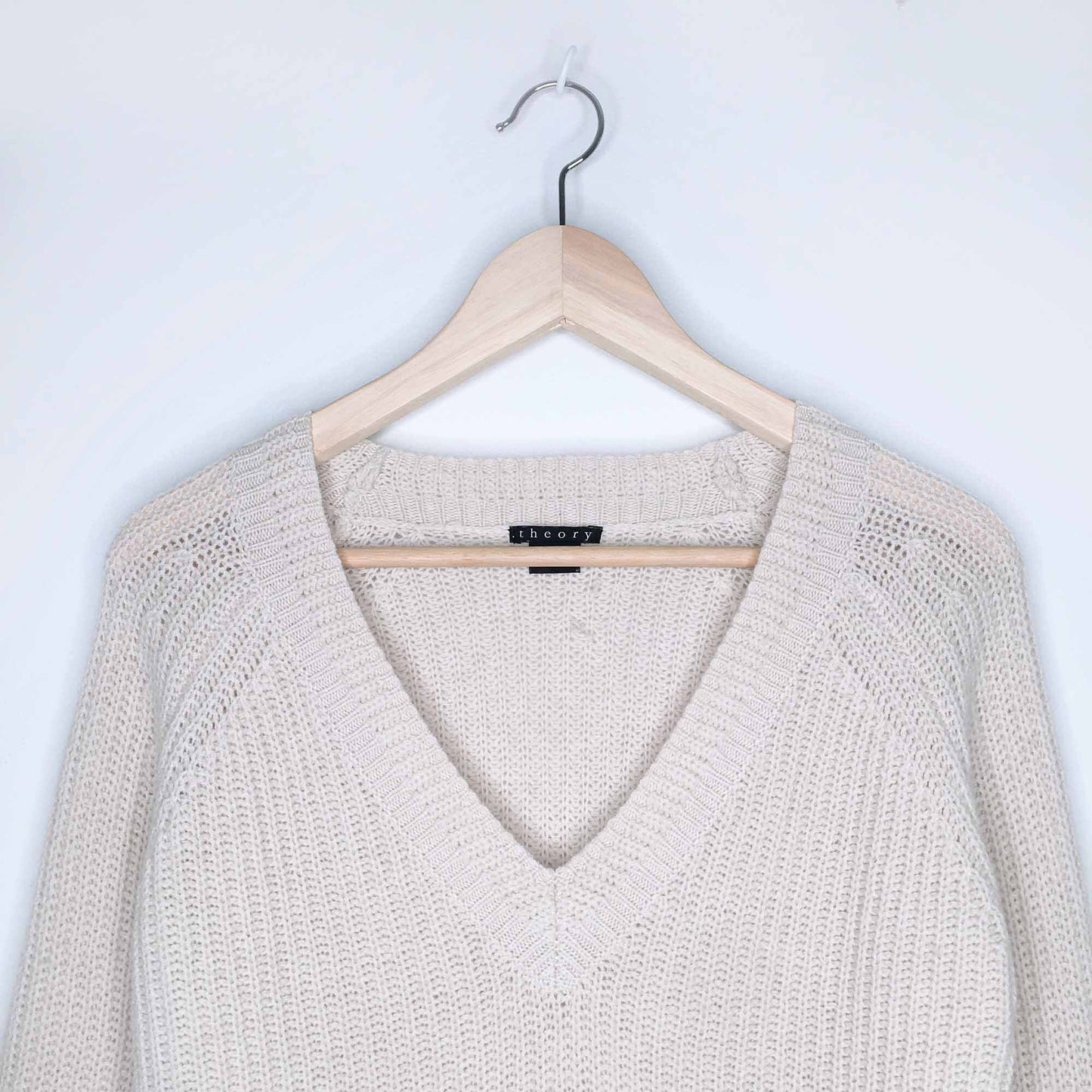 Theory 100% cashmere v-neck ribbed knit sweater - size Small