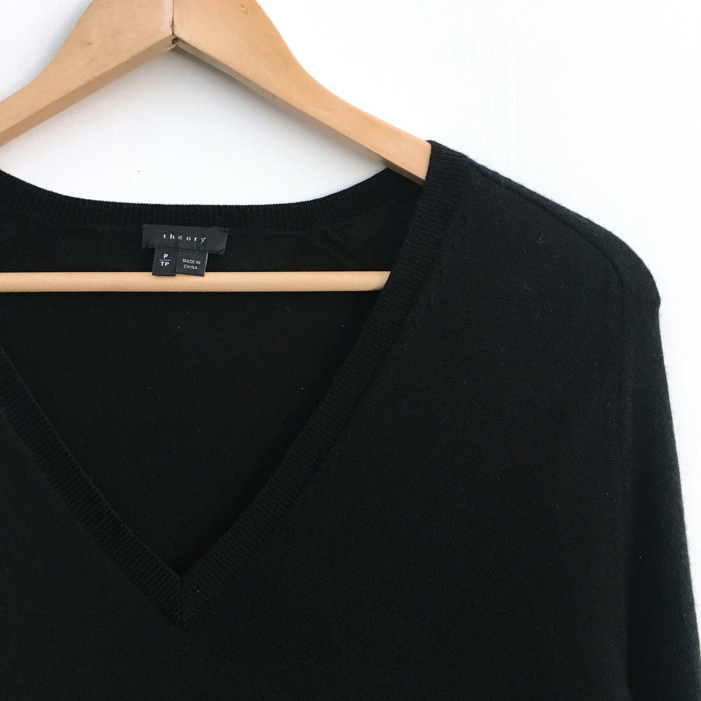 Theory V-neck Sweater - size Small