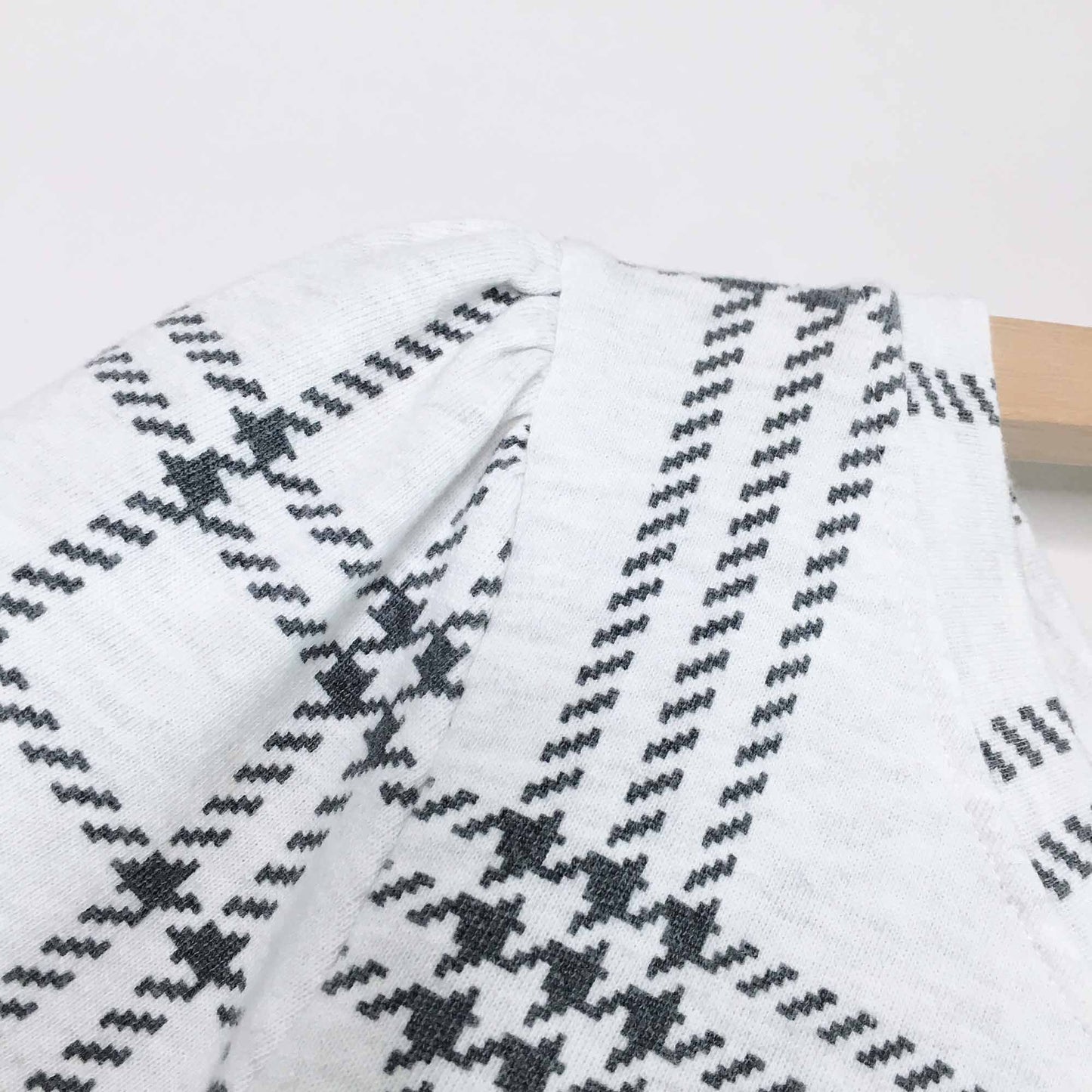 T. la Ani Houndstooth sweatshirt tee - size Medium