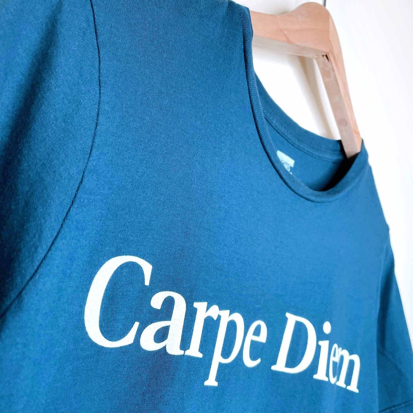 toms carpe diem t-shirt - size xs