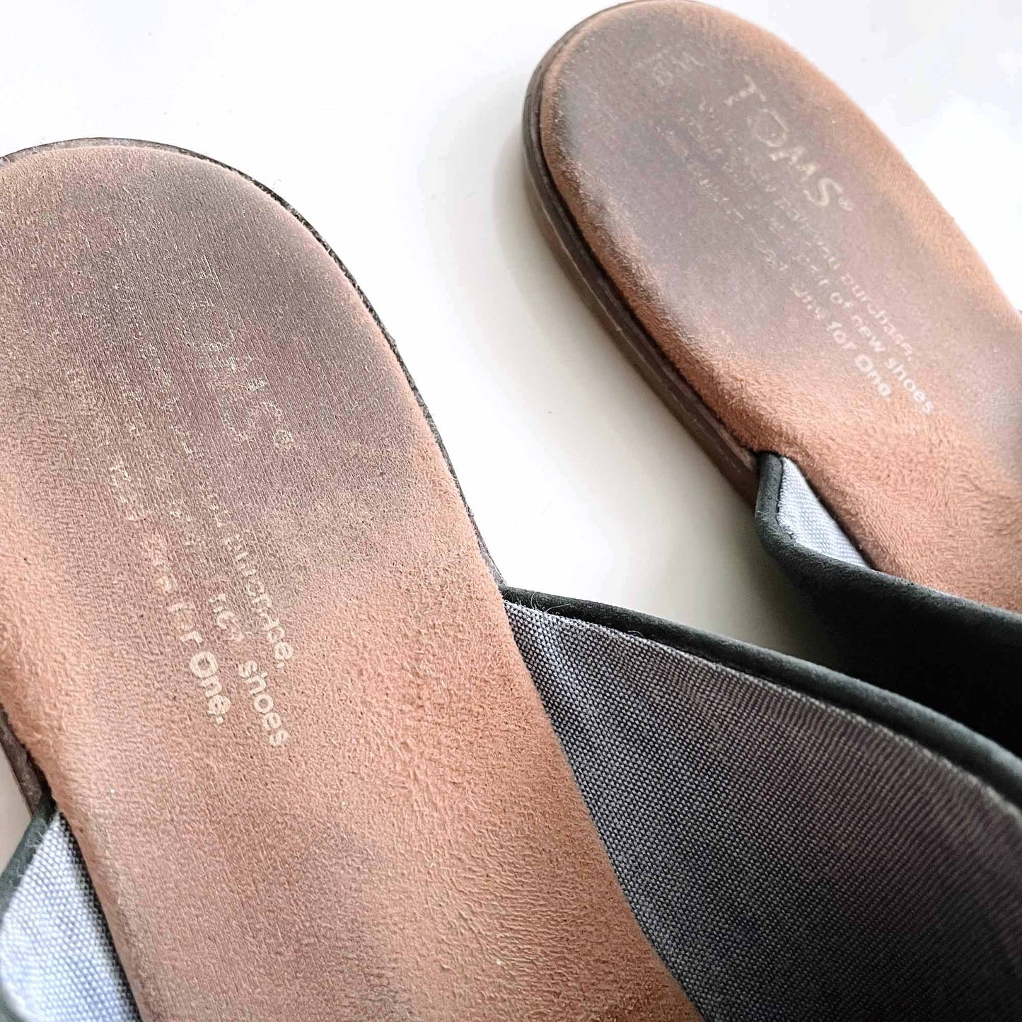 toms jutti black leather slip on mules - size 9