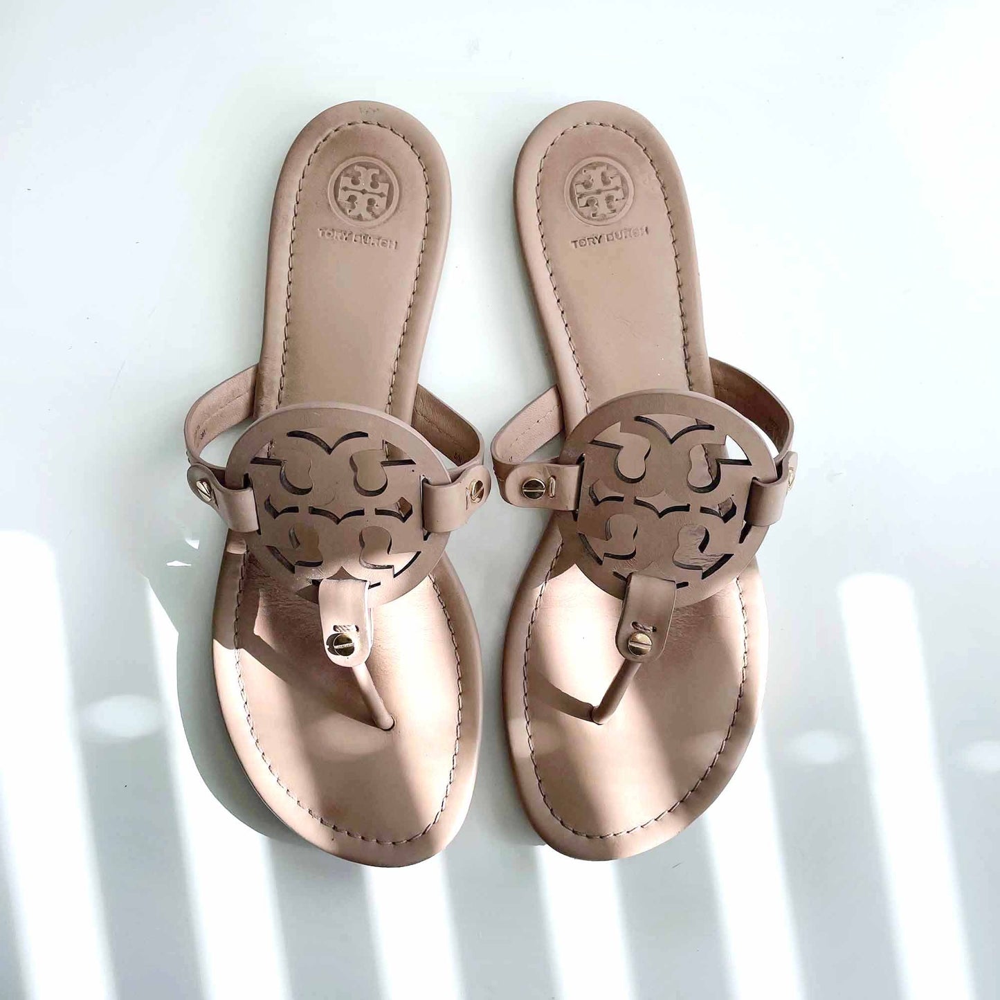 tory burch miller logo leather thong sandal - size 10