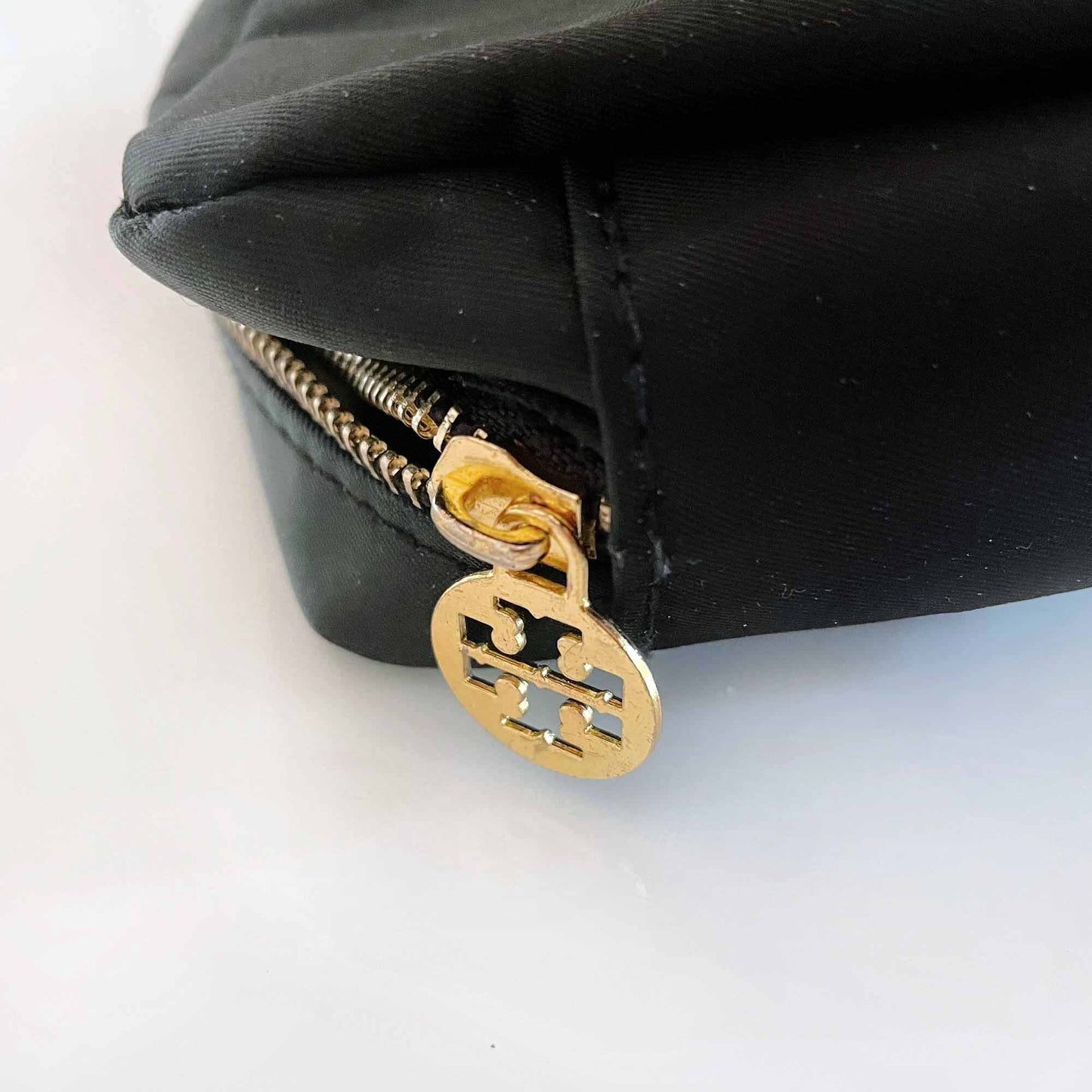tory burch gold-tone logo plaque make up bag