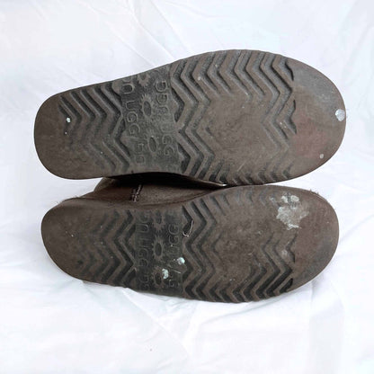 ugg dark brown classic short sheepskin boot - size 8