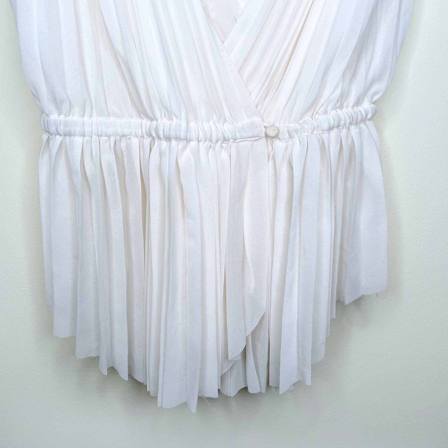 Wilfred accordion pleat wrap sleeveless blouse - size Medium
