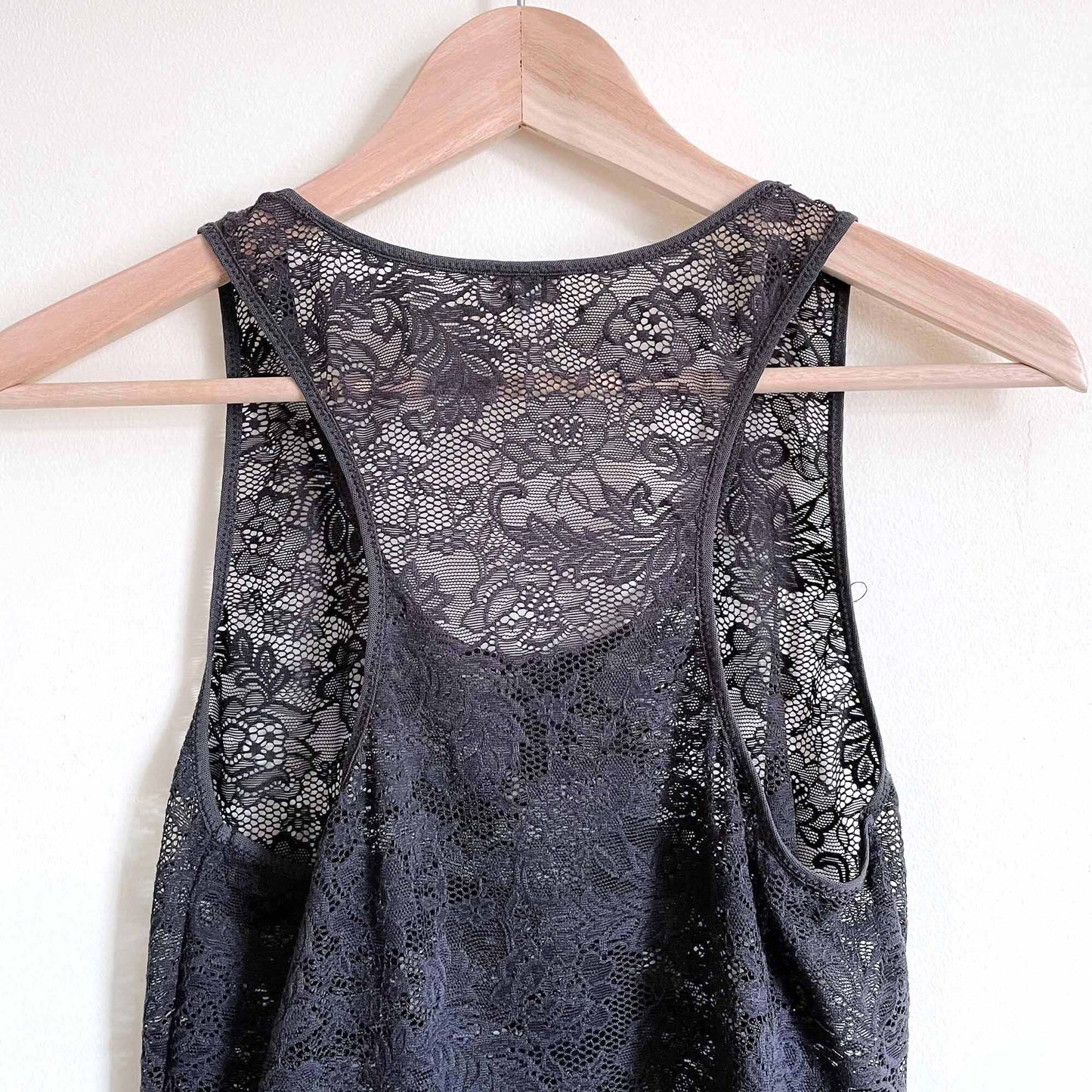 Wilfred stretch lace layering tank top - size Medium
