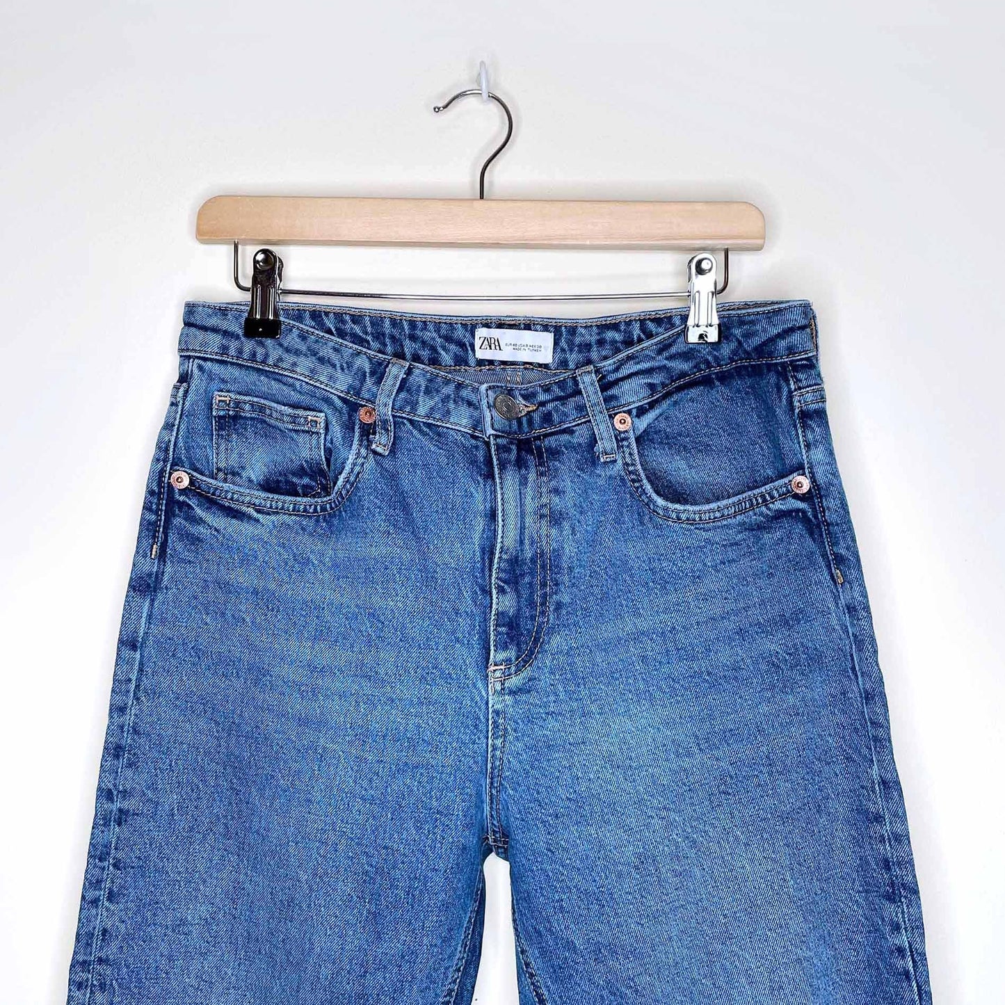 zara high rise medium wash tapered mom jeans - size 8