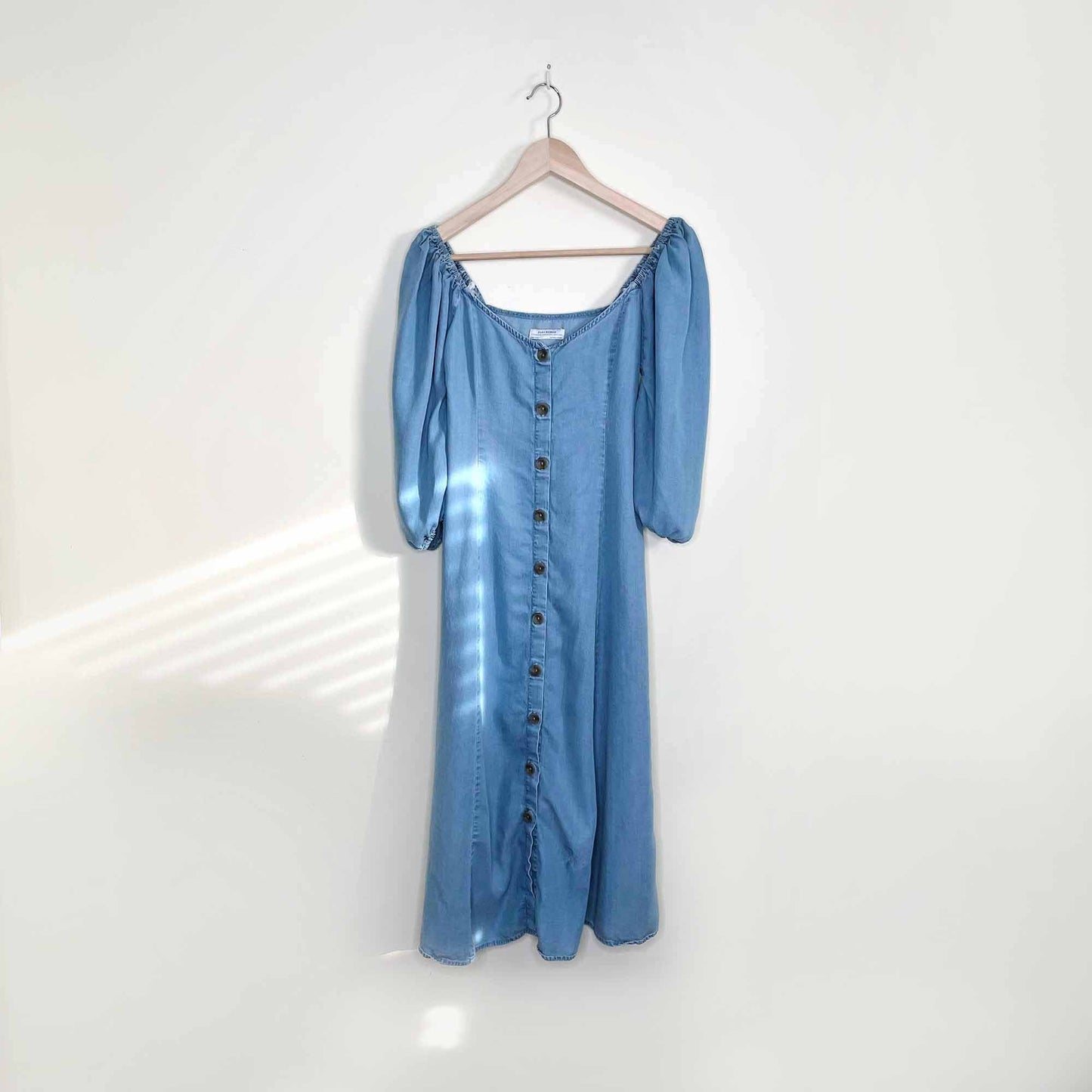 zara premium denim off shoulder button down chambray midi dress - size medium